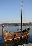 Wikingerschiff „Kari“ an der Kongsnæs (des Königs Landzunge)