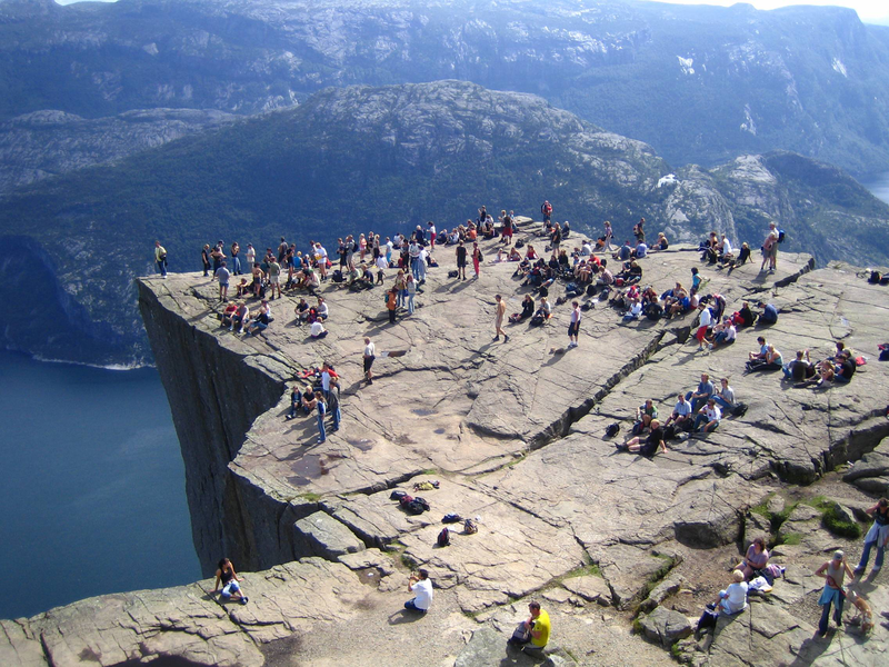 800px-Preikestolen_platform2.png