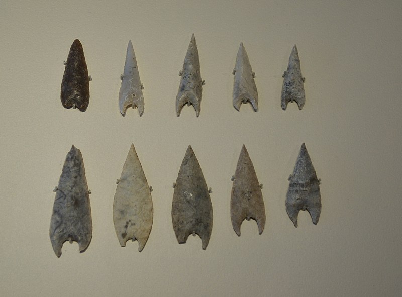 File:Puntas de flecha de sílex procedentes del ajuar funerario de la sepultura 7 de Los Millares - M.A.N.jpg