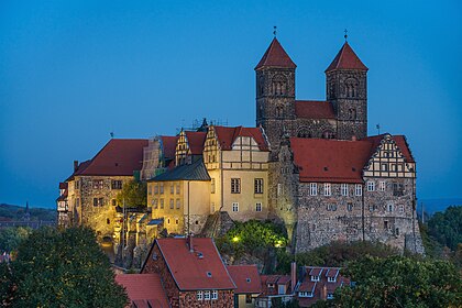 Castelo e igreja colegiada de Quedlinburgo, Saxônia-Anhalt, Alemanha. O castelo, a abadia, a igreja e os edifícios circundantes estão excepcionalmente bem preservados e são obras-primas da arquitetura românica. Como resultado, e devido à sua importância histórica, os edifícios foram inscritos na Lista do Patrimônio Mundial da UNESCO em 1994. A abadia foi uma casa de cônegas seculares (Frauenstift). Foi fundada em 936 por iniciativa de Santa Matilde, a viúva do rei franco oriental Henrique, o Passarinheiro, como seu memorial. (definição 6 374 × 4 250)