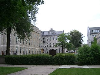 Gordon Hall houses many of Queen's administrative offices. Queensquad.JPG