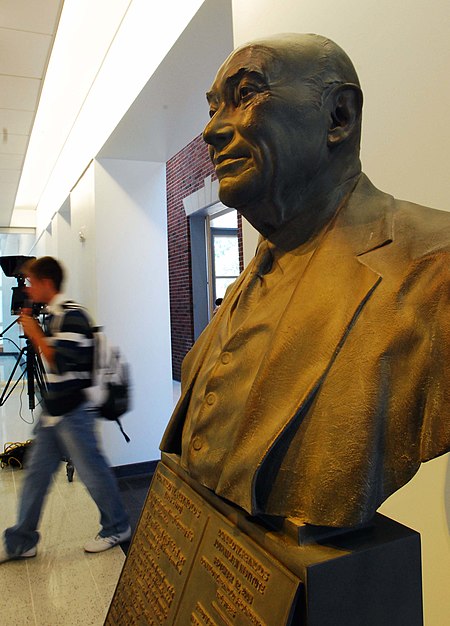 Reynolds Statue, Reynolds Journalism Institute.jpg