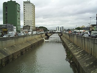 Exemplo de riacho urbano retificado através da construção de superfícies impermeáveis.