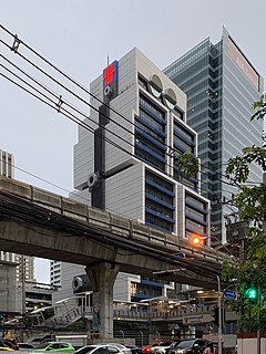 Robot Building (UOB Bank, Bangkok) ตึกหุ่นยนต์ 2021.jpg