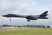2008年のロイヤル国際航空タトゥー（英語版）に参加するため北ウィールド飛行場に到着するB-1B