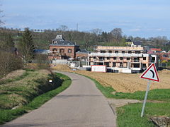 La gare vue depuis l'ancien chemin de fer militaire