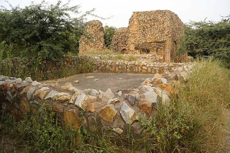 File:Ruins of tomb of Balban,Mehrauli Archaeological Park,New Delhi,India.jpg