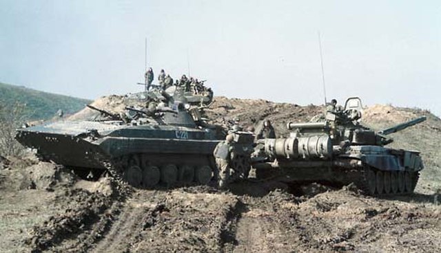 Image: Russian troops on their way to Grozny, 1999