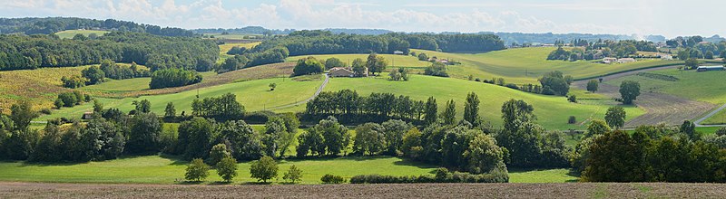 File:Saint-Amant-de-Montmoreau 16 Vue S collines D143&Velonde 2014.jpg