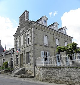 Gemeentehuis en school van Saint-Juvat