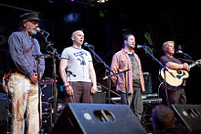 Выступление в зале DNA Lounge в Сан-Франциско, октябрь 2009 г. Слева направо: Грифф Нельсон, Джон Ричардсон, Уолтер Аскью и Дэниел Бриггс.