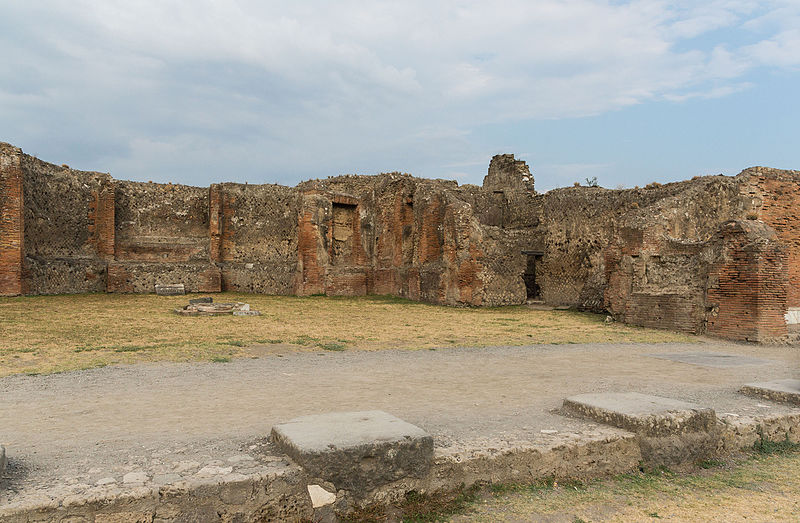 File:Santuario lari pubblici Pompeii.jpg