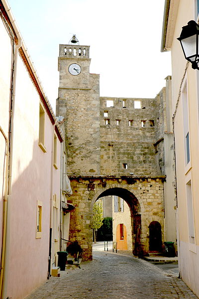 File:Sauvian porte horloge (vue interne).JPG