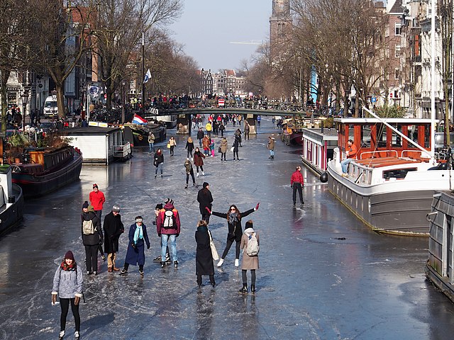 Pattinaggio su un canale ghiacciato, Amsterdam, 2018