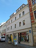 Residential house in closed development, with side wing in the courtyard and rear building