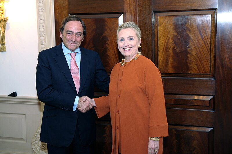 File:Secretary Clinton Shakes Hands With Portuguese Foreign Minister Portas.jpg