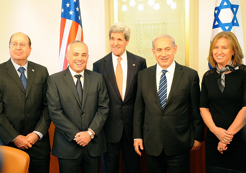 Plik:Secretary Kerry poses with Israeli officials.jpg