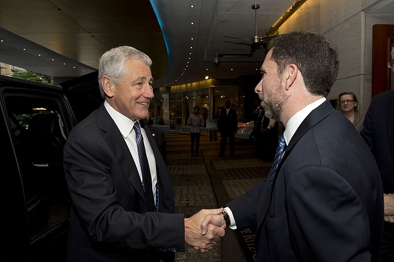 File:Secretary of Defense Chuck Hagel is greated by the Washington Institutes executive director Robert Satloff.jpg