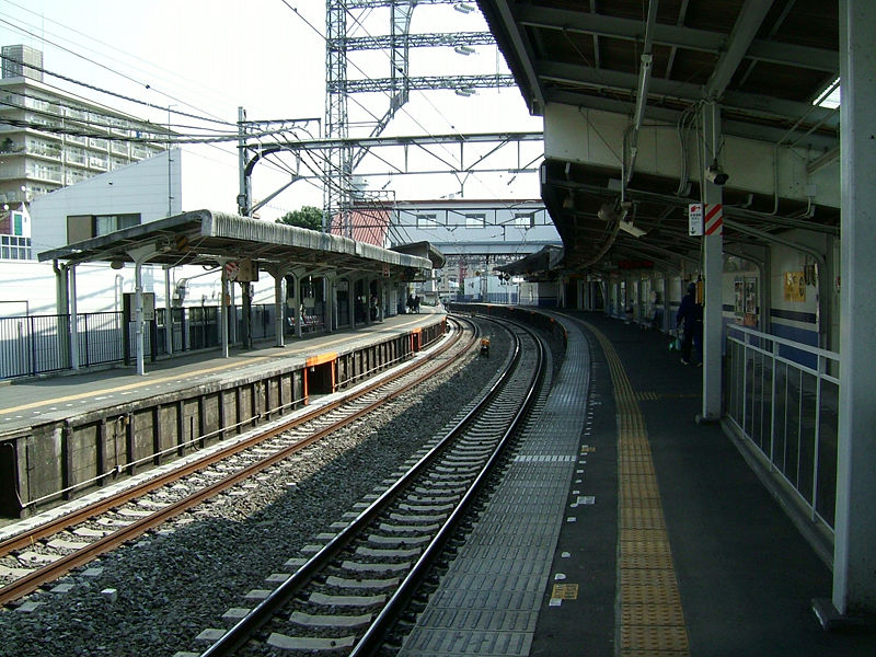 File:Seibu-railway-Shimo-ochiai-station-platform.jpg