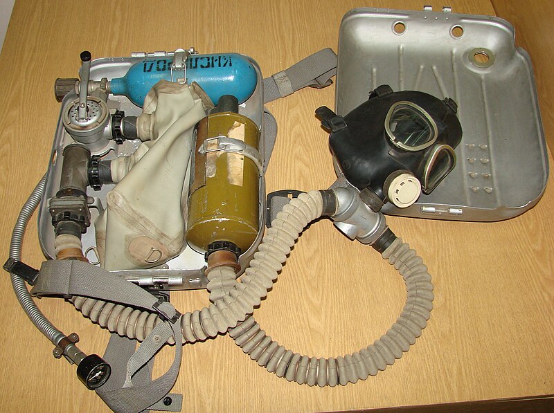 File:Self-contained gas mask 8.jpg