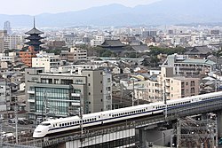 Tō-ji Tapınağı ile Tōkaidō Shinkansen