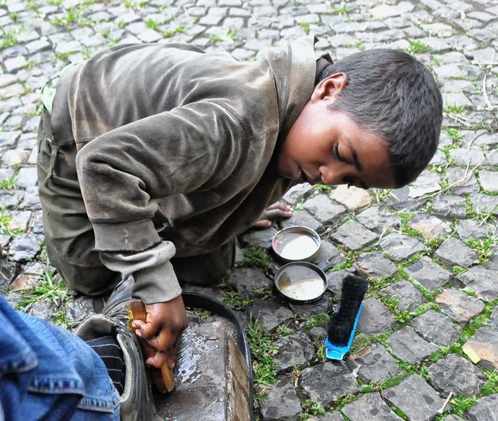 File:Shoe Shine Boy, Ethiopia (8198535107).jpg