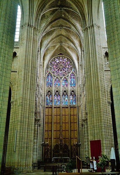 File:Soissons Cathédrale Saint-Gervais-et-Protais Innen Nord-Querschiff.jpg