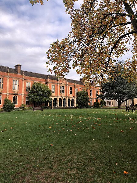 File:Somerville College Oxford, Library in autumn.jpg