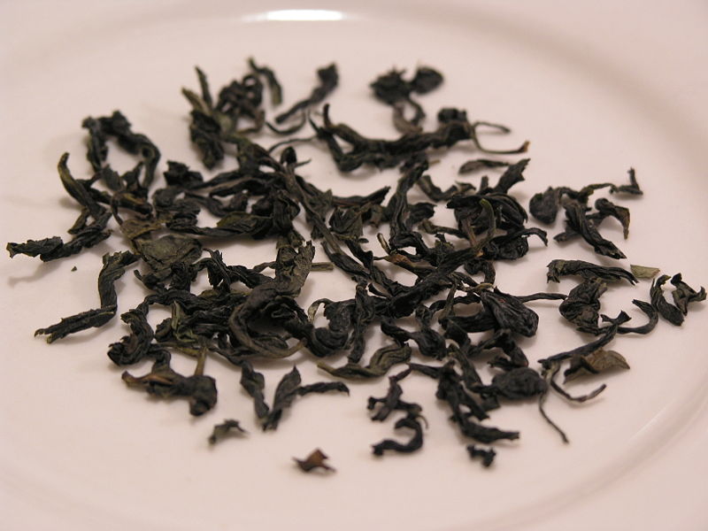 File:Spring pouchong tea leaves on plate.jpg