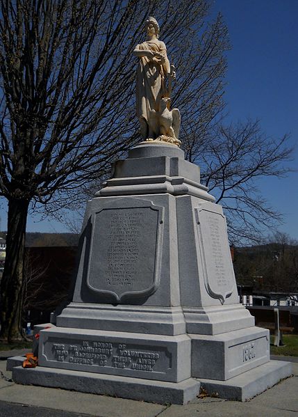 This monument, located in Courthouse Park, honors those volunteers who died in the Civil War.
