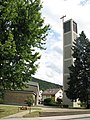 Katholische Pfarrkirche St. Michael mit freistehendem Glockenturm und Vorplatz