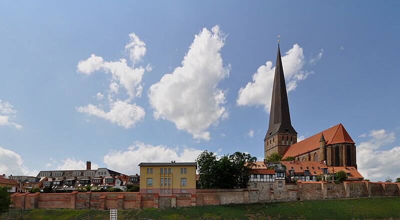 File:Stadtansicht Rostock.jpg