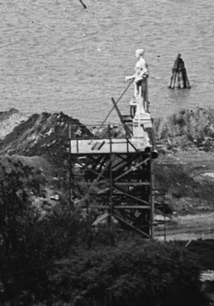 File:Statuary mockup - Arlington Memorial Bridge - 1928-05-15.jpg