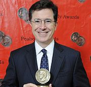 Colbert souriant et brandissant son prix.