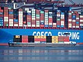 Das mit 70 TEU beladene Gütermotorschiff Stolzeneck vor der Cosco Shipping Nebula des COSCOCS-20.000-TEU-Typs.