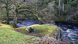 Stone seat by Afon Mawddach - geograph.org.uk - 6059832.jpg