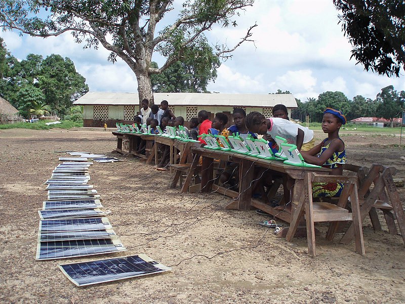 File:Students work outside with solar power (4844313371).jpg