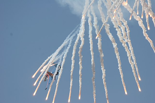 Sukhoi Su-27 shoots off false heat targets