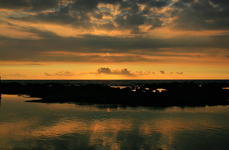 File:Sunset in Kona or a real sunset over sea.jpg