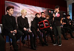 Stretnutie členov Super Junior na LG Optimus v Kaohsiung, Taiwan v novembri 2011. (Zľava: Ryeowook, Eunhyuk, Donghae, Siwon, Kyuhyun, Sungmin, Yesung, Shindong)