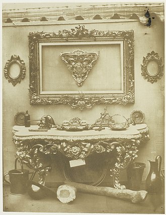 A collection of objects from the Gutta Percha Company at the Great Exhibition of 1851, including a table and picture frames Tafel, schilderijlijsten en andere producten gemaakt van Guttapercha op de Great Exhibition of the Works of Industry of All Nations van 1851 in Londen Articles in Gutta Percha. Gutta Percha Company (titel op object), RP-F-F25214-AP.jpg