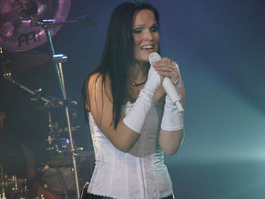 Tarja_Turunen_at_Obras_Stadium_2008_04.jpg