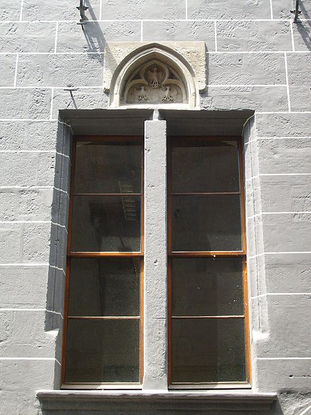 File:Tavel House window.JPG