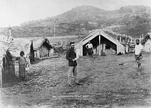 Te Mahuki (centre) di 1885.jpg