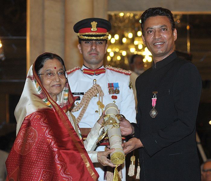 File:The President, Smt. Pratibha Devisingh Patil presenting the Padma Shri Award to Shri Sahabzade Irrfan Ali Khan, at an Investiture Ceremony II, at Rashtrapati Bhavan, in New Delhi on April 01, 2011.jpg