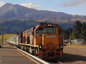 TranzAlpine на изток, докато беше изтеглен от DXC 5391 и 5333, пристигайки в Springfield.jpg