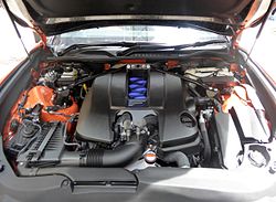 The_engine_room_of_Lexus_RC_F_“Carbon_Exterior_package”_(USC10)