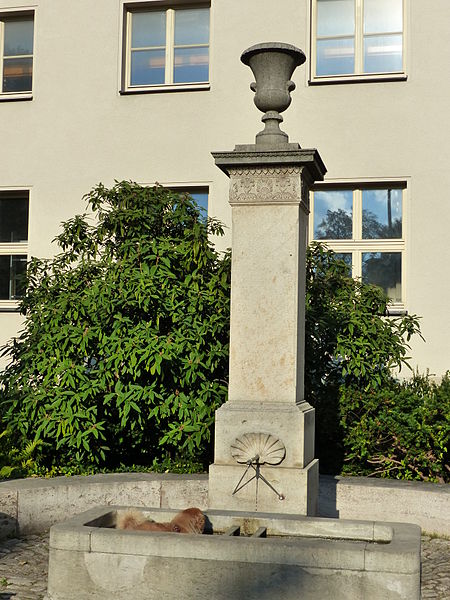 File:Theaterbrunnen am Sophienstiftsplatz in Weimar 2.JPG