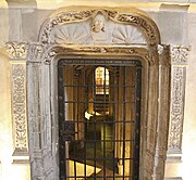 La porte sud de la crypte de la basilique Saint-Sernin est la première manifestation de l'architecture Renaissance à Toulouse en 1518.