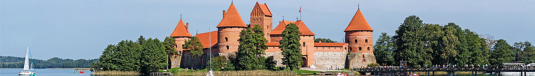 Trakai Island Castle, Lithuania - Diliff banner.jpg